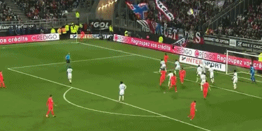 英媒：拜仁有意费耶诺德右后卫里德，但将面临英超俱乐部竞争（英媒称拜仁相中费耶诺德右后卫里德，恐遭英超球队争抢）