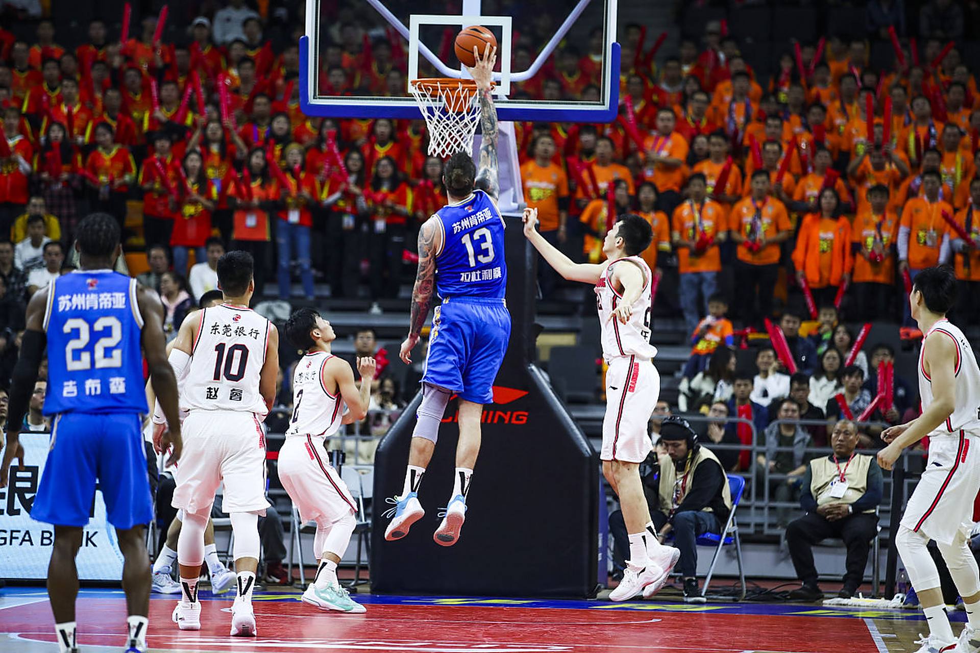 尤文图斯与利物浦有意邀请格纳布里明年夏天加盟（利物浦与尤文图斯有意在明夏签下格纳布里）